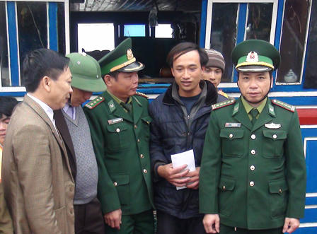 Biên phòng Nghệ An cứu 9 thuyền viên tàu cá gặp nạn