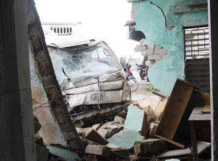 Nghệ An: Xe tải đâm sập tường nhà, hai bà cháu thoát nạn