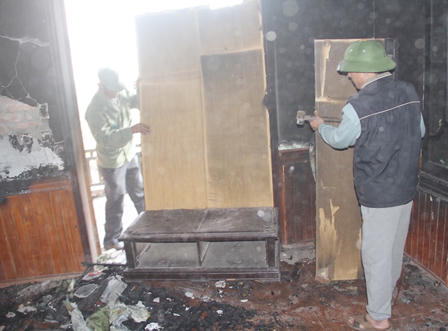 Người mẹ tuyệt vọng chứng kiến con mình bị người tình thiêu sống