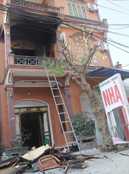 Người mẹ tuyệt vọng chứng kiến con mình bị người tình thiêu sống