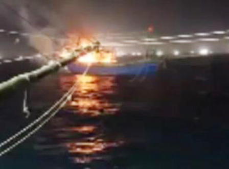 Một tàu cá bị cháy rụi giữa biển