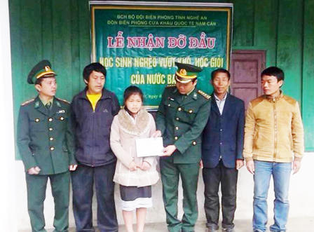 Biên phòng Nghệ An đỡ đầu 96 học sinh khu vực biên giới