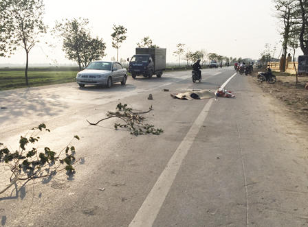 Xe tải tông xe máy, chồng chết vợ nguy kịch