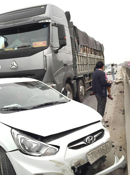 Xe “hổ vồ” tông xe con văng xa trên Quốc lộ 1A