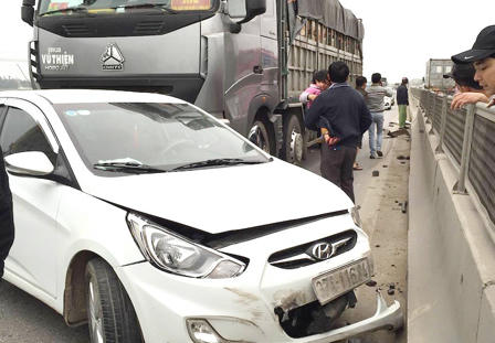 Xe “hổ vồ” tông xe con văng xa trên Quốc lộ 1A