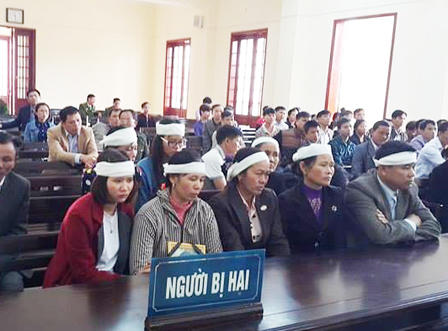 Phiên tòa trắng khăn tang xử kẻ mua dao trả thù bạn