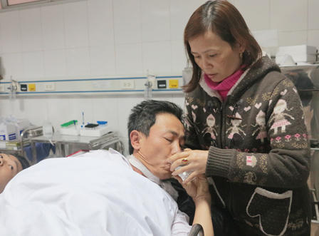 Xe khách lao xuống ruộng, 16 người thoát chết