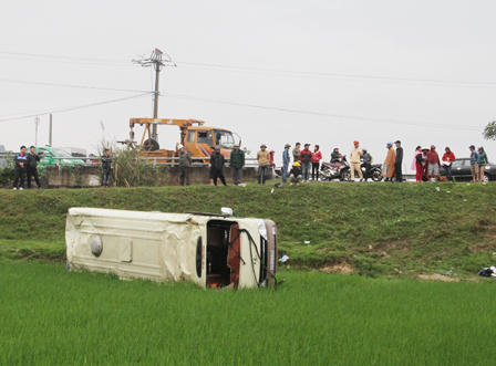 Xe khách lao xuống ruộng, 16 người thoát chết