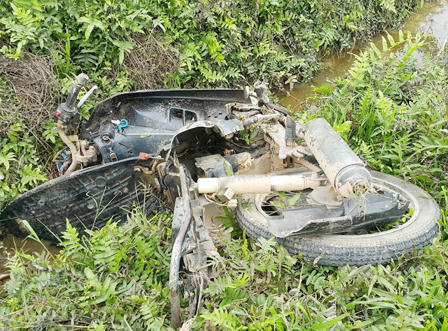 Ô tô đâm nát xe máy rồi lật dưới ruộng, 3 người bị nạn