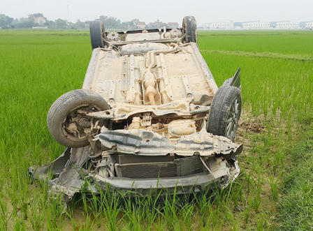 Ô tô đâm nát xe máy rồi lật dưới ruộng, 3 người bị nạn