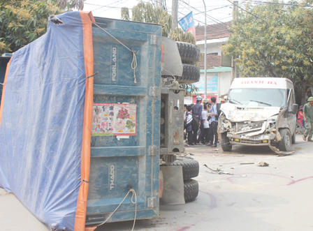 Xe khách tông xe tải lật ngửa, 2 người cấp cứu