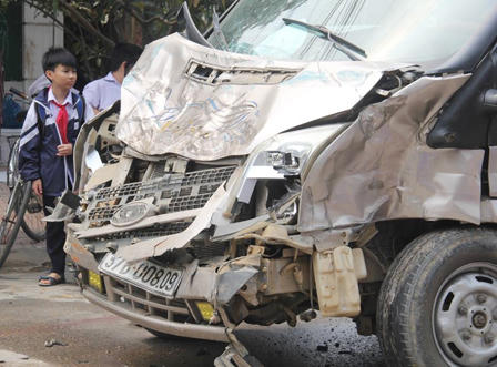 Xe khách tông xe tải lật ngửa, 2 người cấp cứu