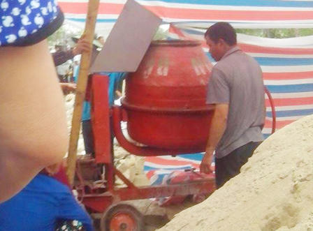 Đứng cạnh vũng nước bị điện giật chết