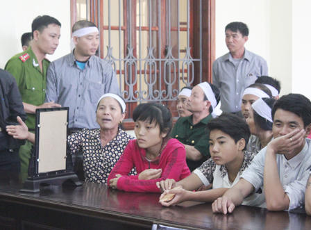 Níu tình bất thành đoạt mạng vợ, ra tòa khóc thảm