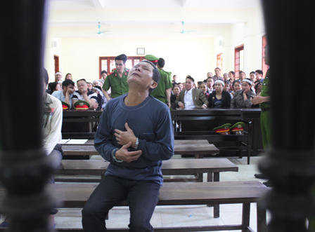Níu tình bất thành đoạt mạng vợ, ra tòa khóc thảm