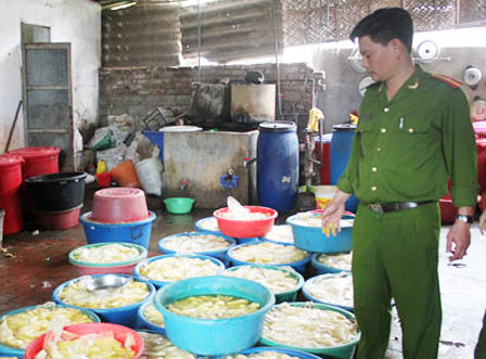Phát hiện cơ sở sử dụng phụ gia trôi nổi sản xuất quẩy