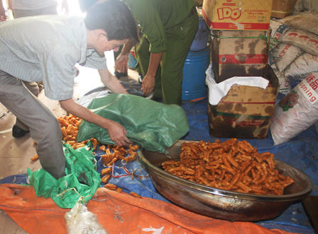 Phát hiện cơ sở sử dụng phụ gia trôi nổi sản xuất quẩy