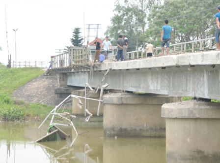 Xe tải bị tàu tông "treo lơ lửng" giữa sông