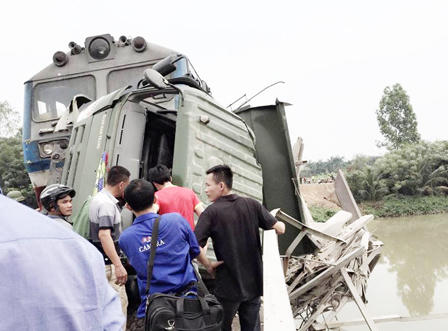 Xe tải bị tàu tông "treo lơ lửng" giữa sông