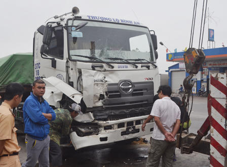 Xe tải húc nhau cả hai lật nhào xuống ruộng, tài xế nguy kịch