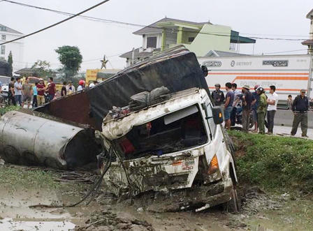 Xe tải húc nhau cả hai lật nhào xuống ruộng, tài xế nguy kịch
