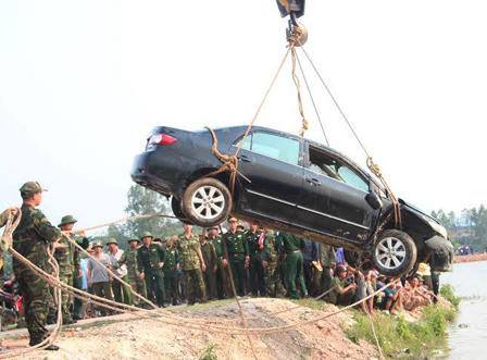 Đang tìm kiếm thi thể giám đốc mất tích dưới hồ