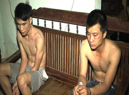 Lên mạng học cách chế súng, chống trả cảnh sát