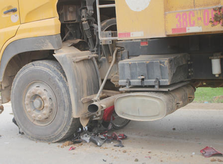 Xe máy kẹp ba chui dưới gầm xe tải, ba người nhập viện