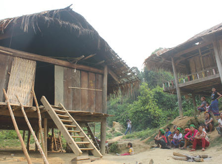 Vụ phu vàng tử nạn: 10 đứa con thơ khóc ngặt nghẽo đón bố 'về' nhà