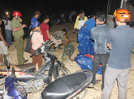 Vụ phu vàng tử nạn: 10 đứa con thơ khóc ngặt nghẽo đón bố 'về' nhà