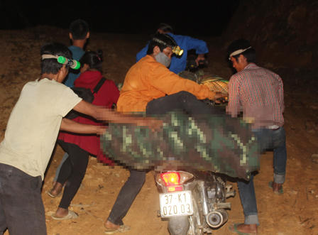 Vụ phu vàng tử nạn: 10 đứa con thơ khóc ngặt nghẽo đón bố 'về' nhà