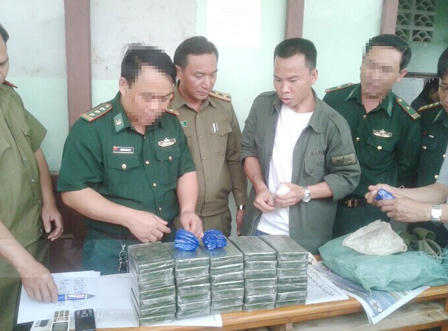 Bắt 2 xe máy chở nặng ma túy 