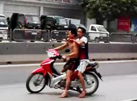 Khởi tố kẻ đi nhờ xe rồi khống chế người dân chạy khắp làng