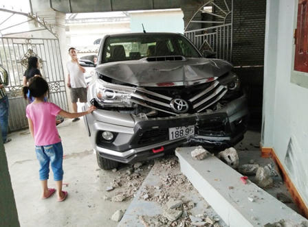 Quay đầu ô tô bất cẩn húc đổ cột nhà người dân