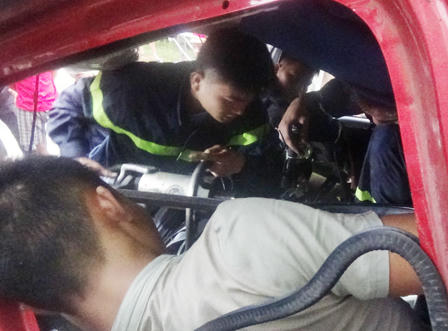 Hai ô tô tông nhau bẹp đầu, tài xế mắc kẹt trong cabin