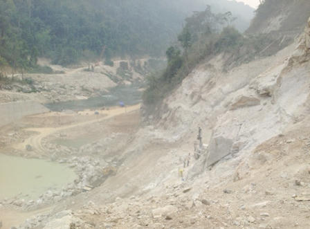 Thuỷ điện gần ngàn tỷ xây không phép rầm rộ xây dựng giữa đại ngàn