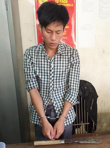 Giết người vì bỏ gà sống lên cổ