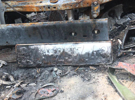 Xe ô tô ở trong sân bỗng nhiên bốc cháy