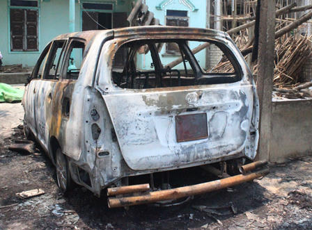 Xe ô tô ở trong sân bỗng nhiên bốc cháy