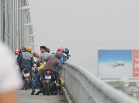 Tìm kiếm người phụ nữ ôm con nhảy cẩu Bến Thủy