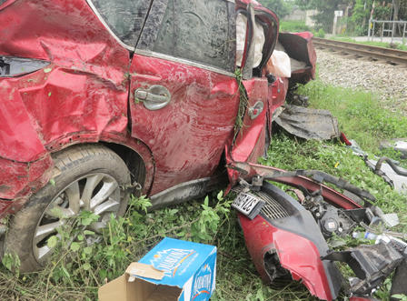 Nghệ An: Ôtô bị tàu hỏa tông, hai người nhập viện