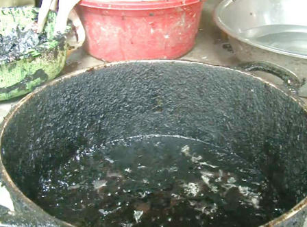 Phát hiện cơ sở dùng chất “lạ” làm sạch lông gia cầm