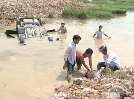 Xe ô tô lao xuống khe nước, một người thoát chết