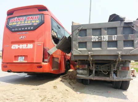 Xe giường nằm chở 25 người tông xe chở cát, 6 người nhập viện