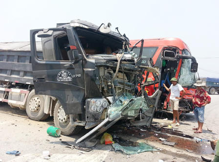 Xe giường nằm chở 25 người tông xe chở cát, 6 người nhập viện