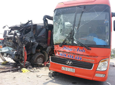 Xe giường nằm chở 25 người tông xe chở cát, 6 người nhập viện