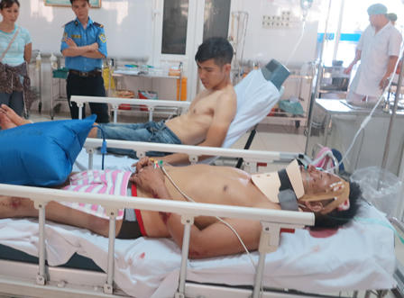 Xe giường nằm chở 25 người tông xe chở cát, 6 người nhập viện