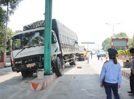 Xe tải mất lái tông trạm thu phí cầu Bến Thủy 1