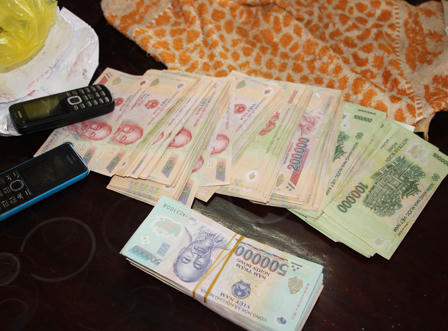 Đạp ngã bà bầu đi SH cướp Iphone 6 và 13 triệu đồng