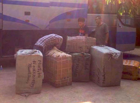 Phát hiện xe khách chở hàng ngàn liều thuốc thú y không rõ nguồn gốc